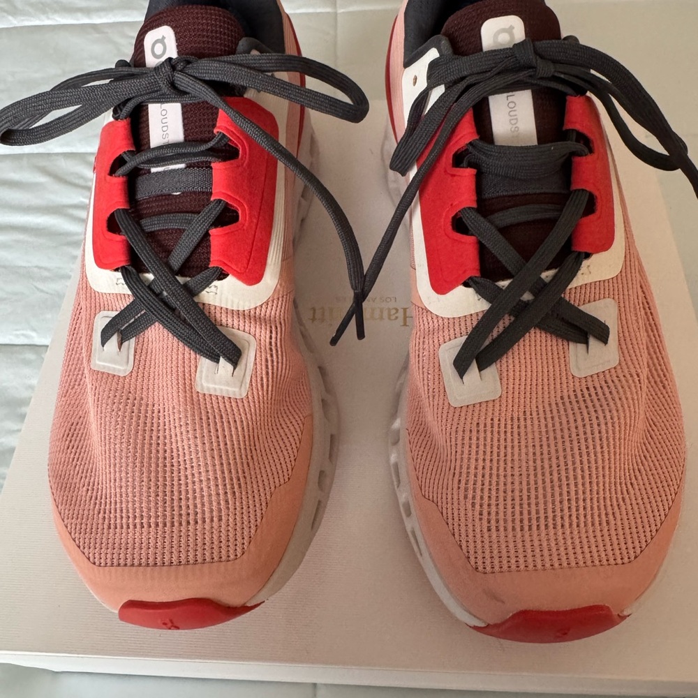 ON Stratus sneaker for running or walking. Lightweight and very comfortable